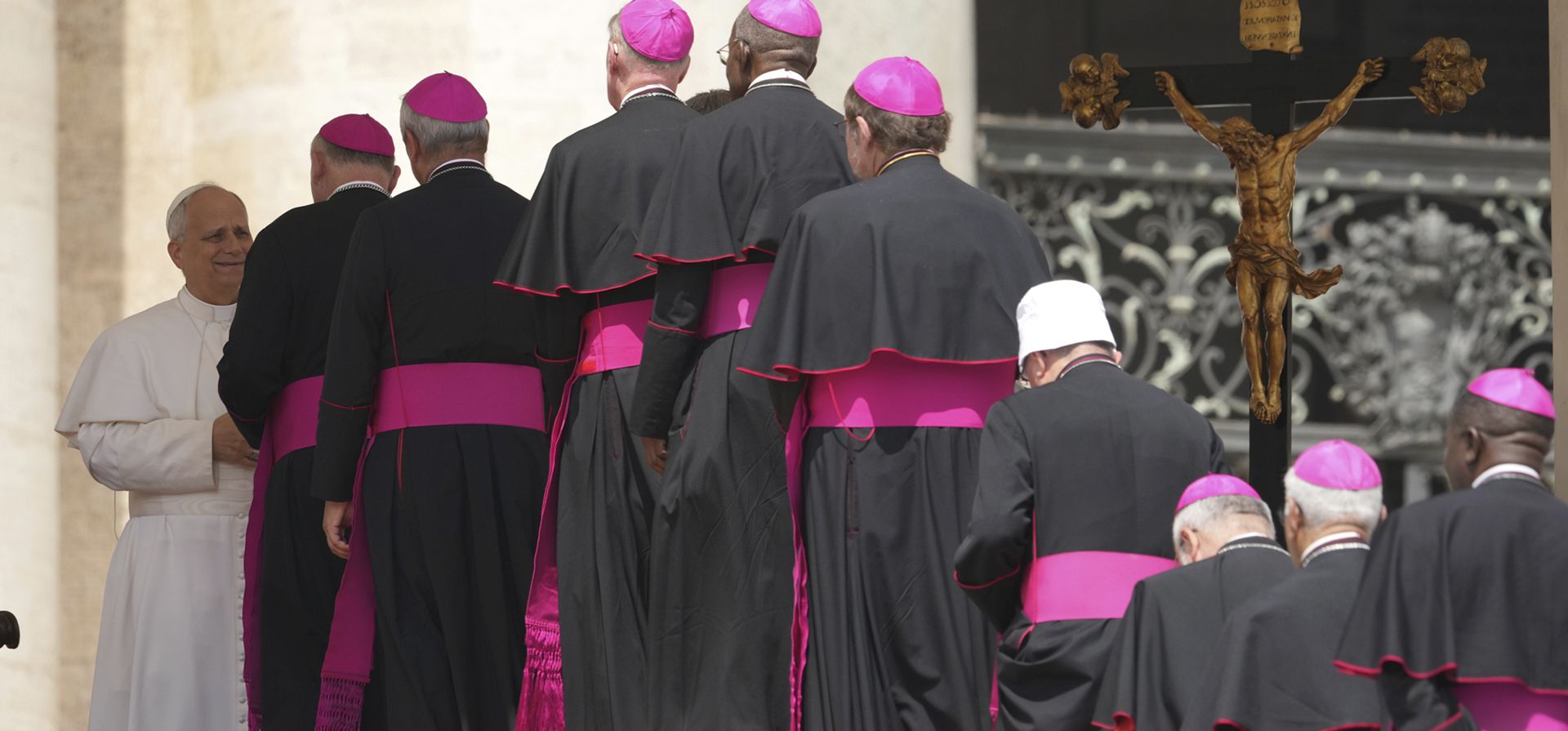 El papa León XIV se reúne con obispos durante su audiencia general semanal en la Plaza de San Pedro del Vaticano, el 11 de junio de 2025. (AP Foto/Andrew Medichini) El papa León XIV se reúne con obispos durante su audiencia general semanal en la Plaza de San Pedro del Vaticano, el 11 de junio de 2025. (AP Foto/Andrew Medichini)