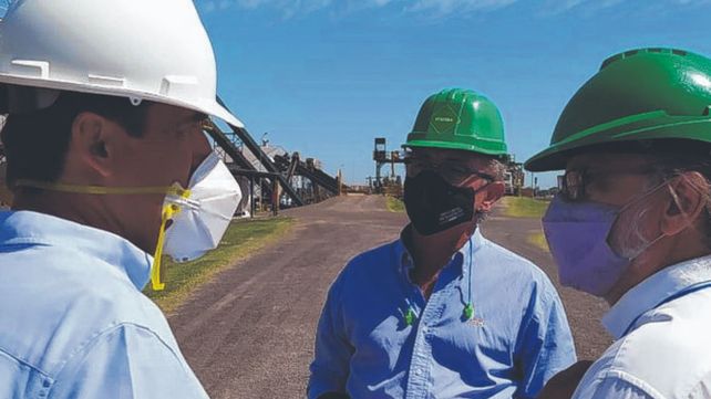 A campo. El ministro Costamagna en una empresa semillera.