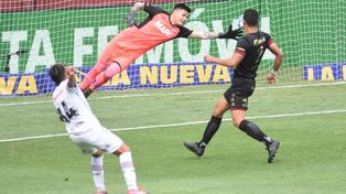 Palacios cruza bárbaro la pelota ante la salida del arquero de Lanús y pone un 2-0 tranquilizador para Newells