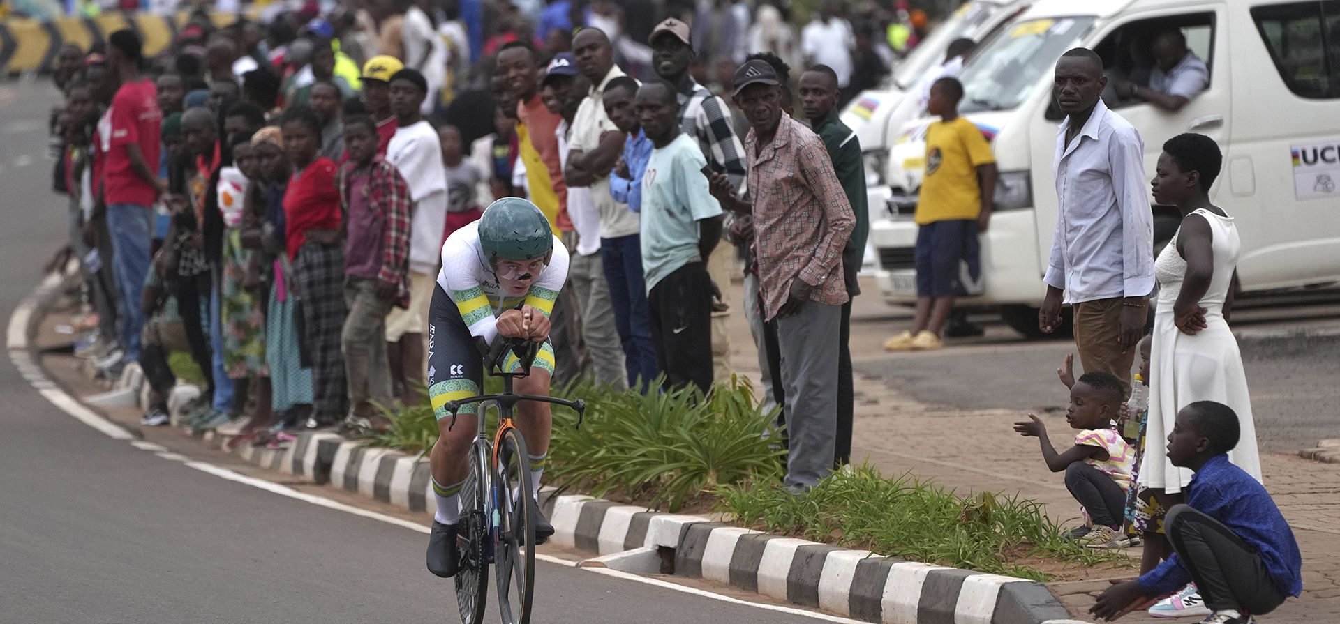 El australiano Hamish McKenzie compite durante la prueba contrarreloj individual masculina sub-23 en el Campeonato Mundial de Ciclismo de Ruta en Kigali, Ruanda, el lunes 22 de septiembre de 2025. (Foto AP/Jerome Delay) El australiano Hamish McKenzie compite durante la prueba contrarreloj individual masculina sub-23 en el Campeonato Mundial de Ciclismo de Ruta en Kigali, Ruanda, el lunes 22 de septiembre de 2025. (Foto AP/Jerome Delay)