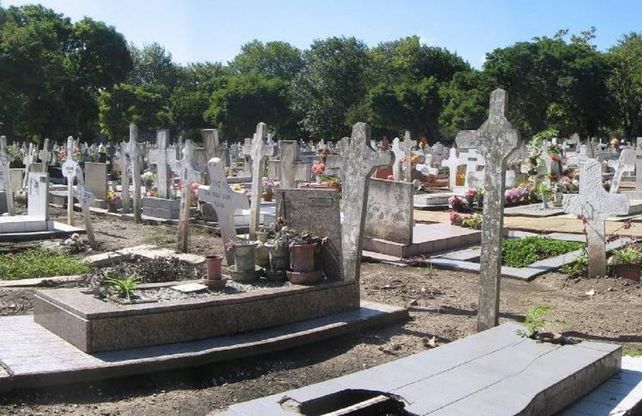 Terror en un cementerio: graban lamentos en plena noche
