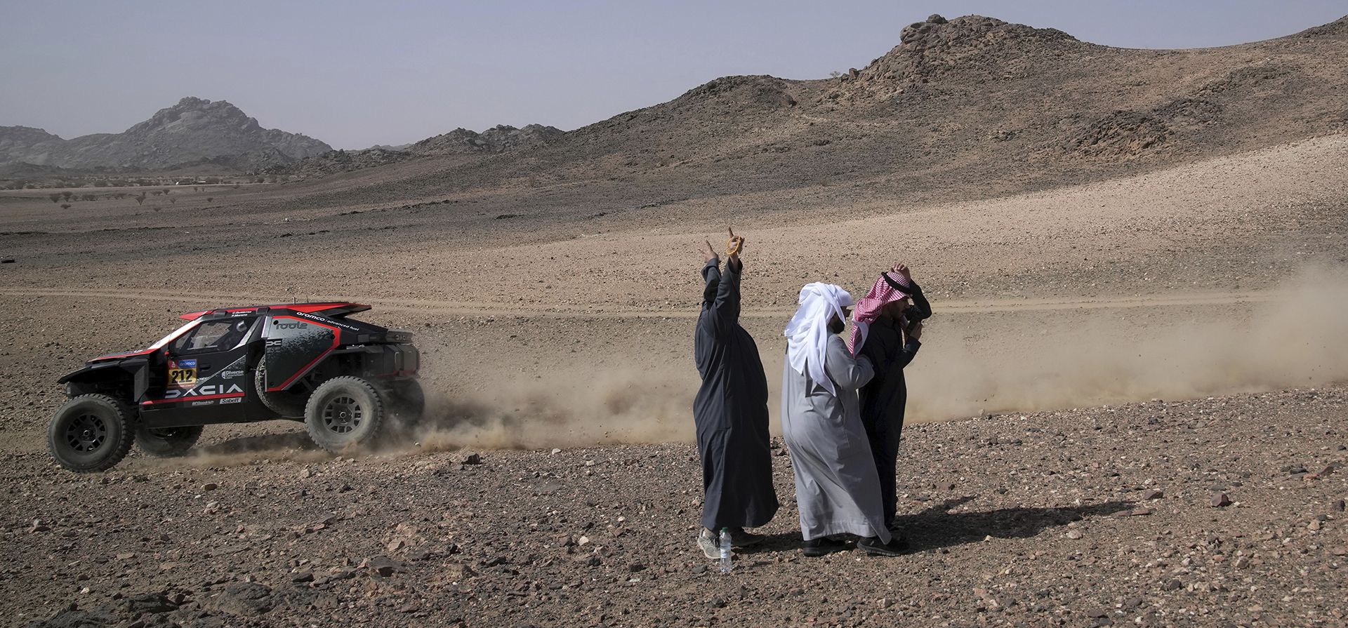 La gente anima a la piloto española Cristina Gutiérrez y a su copiloto Pablo Moreno durante el prólogo del Rally Dakar en Bisha, Arabia Saudita, el viernes 3 de enero de 2025. (Foto AP/Christophe Ena)