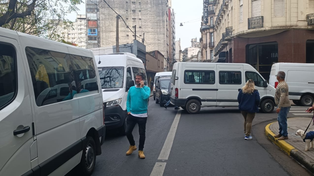 Protesta frente a la delegación del Pami con corte de tránsito en San Lorenzo y bajada Sargento Cabral. 