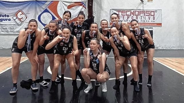 Las chicas de CAE salieron campeonas entrerrianas en básquet femenino