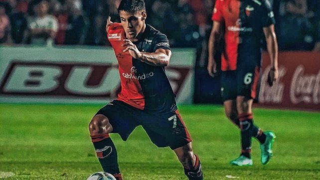 Nicolás Talpone vuelve a ser titular con la camiseta de Colón. Nicolás Talpone vuelve a ser titular con la camiseta de Colón.