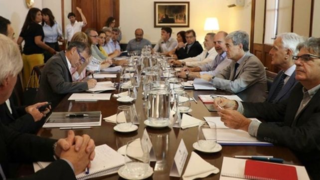 Equipo. El gobernador Perotti y su gabinete empezaron a delinear las leyes de emergencia provincial.&nbsp;