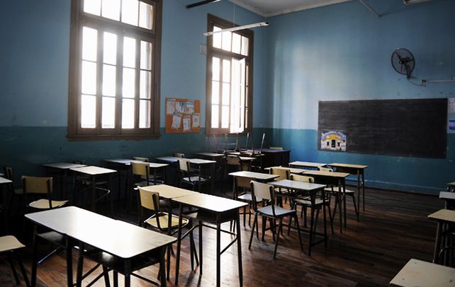 La situación en las escuelas públicas es complicada y desordenada este lunes tras conocerse el paro de transporte.&nbsp;