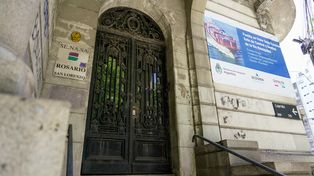 La casona de la esquina de Santa Fe y Laprida, en la que hubo muchas dependencias públicas y donde iba a estar el ente de control de la Hidrovía, está siendo saqueada producto de la desidia política