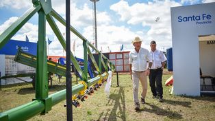 Daniel Costamagna, ministro de la Producción, en una recorrida por los stand de las empresas santafesinas en la Expoagro.