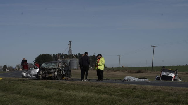 Tragedia en Arminda. Uno de los vehículos se despistó y volcó.&nbsp;