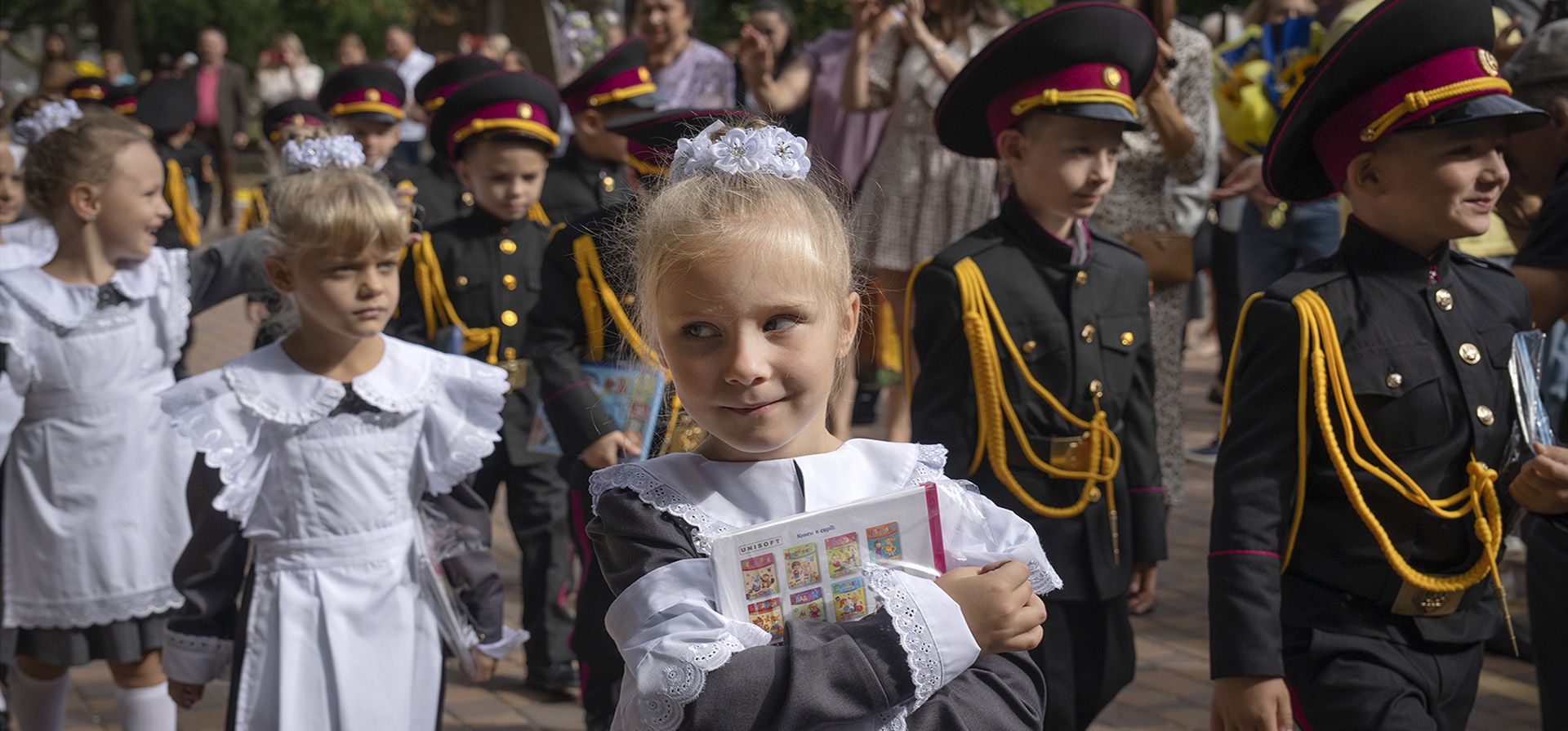 Una colegiala sostiene una cartilla durante una ceremonia el primer día de clases en un liceo de cadetes en Kiev, Ucrania, el lunes 4 de septiembre de 2023. (Foto AP/Efrem Lukatsky) Una colegiala sostiene una cartilla durante una ceremonia el primer día de clases en un liceo de cadetes en Kiev, Ucrania, el lunes 4 de septiembre de 2023. (Foto AP/Efrem Lukatsky)