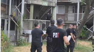 El hecho conmueve a B º Centenario. Las víctimas son una mujer y un hombre, ambos mayores de edad y hermanos.