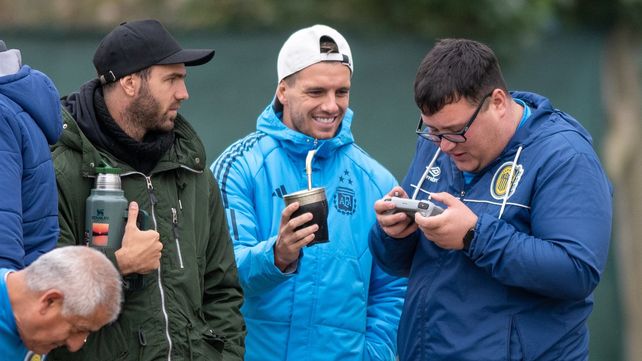 Mate en mano, Lo Celso pasó un momento agradable con gente que conoce hace mucho y que lo admira.