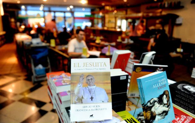 Reedición. Un ejemplar de “El jesuita” en el mostrador de la librería HomoSapiens