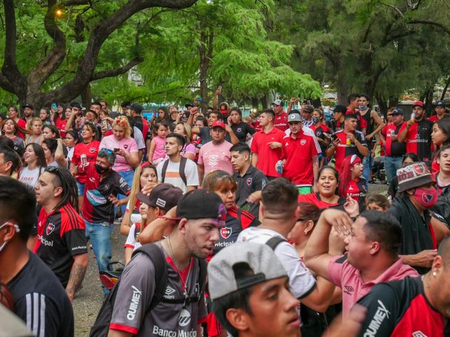 Los hinchas coparon el Parque Independencia en la previa del choque con Boca