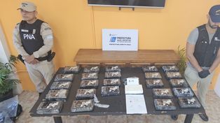 Cerca de 100 paquetes con cocaína aparecieron flotando en el Paraná, algunos con la cara de Scarface