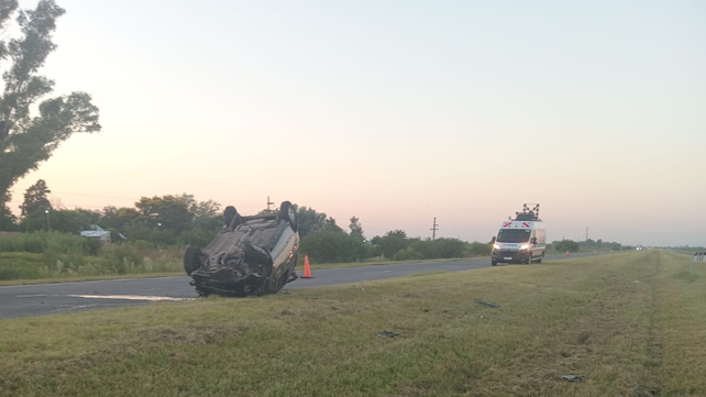 El auto terminó volcando tras chocar contra un caballo en la Autopista Rosario-Santa Fe