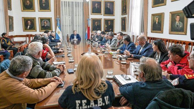 Frigerio y Bomberos Voluntarios acordaron una agenda para fortalecer la respuesta ante contingencias.