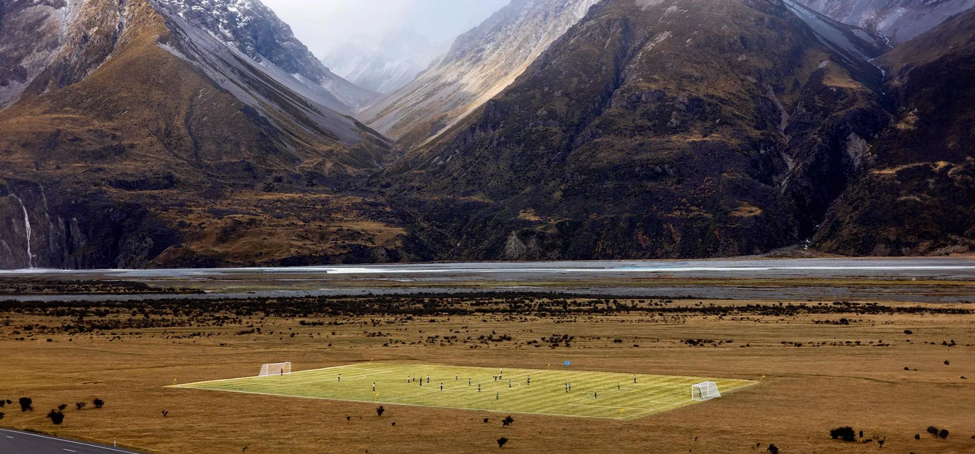 Aoraki, Nueva Zelanda. Campo de fútbol en el valle del Aoraki / Mount Cook, la montaña más alta de Nueva Zelanda, fue creado durante seis semanas para promover el turismo para la próxima Copa Mundial Femenina de la FIFA, que se jugará en Australia y Nueva Zelanda.. Fotografía: Brett Phibbs/Tourism New Zealand /AFP/Getty Images Aoraki, Nueva Zelanda. Campo de fútbol en el valle del Aoraki / Mount Cook, la montaña más alta de Nueva Zelanda, fue creado durante seis semanas para promover el turismo para la próxima Copa Mundial Femenina de la FIFA, que se jugará en Australia y Nueva Zelanda.. Fotografía: Brett Phibbs/Tourism New Zealand /AFP/Getty Images