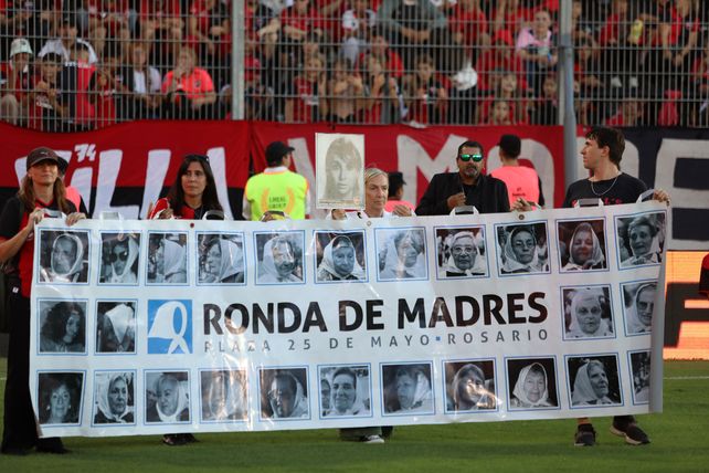 El homenaje de Newells a 50 años del golpe: Nunca Más en la camiseta y placa en el Parque