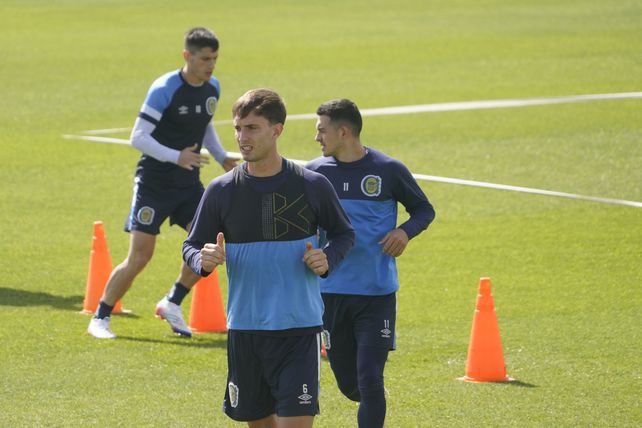 Juan Cruz Komar seguramente estará ante Arsenal, lo que no se sabe aún si irá como zaguero central o como lateral.