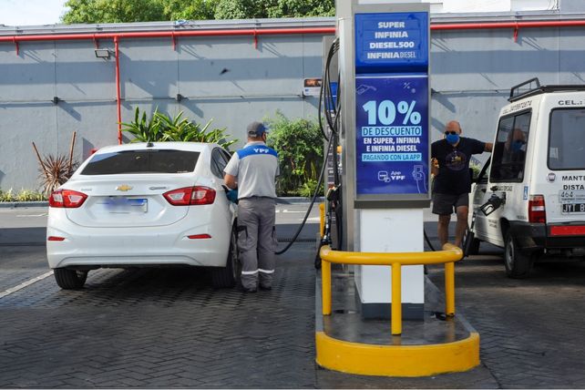 YPF lanza descuentos del 15% para personal educativo en la carga de combustibles