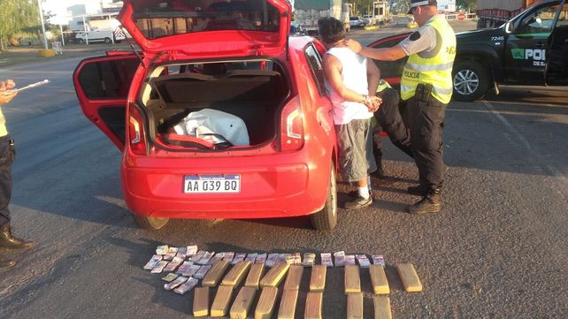 Panorama. El conductor detenido y la droga y el dinero hallado en el baúl del vehículo.&nbsp;