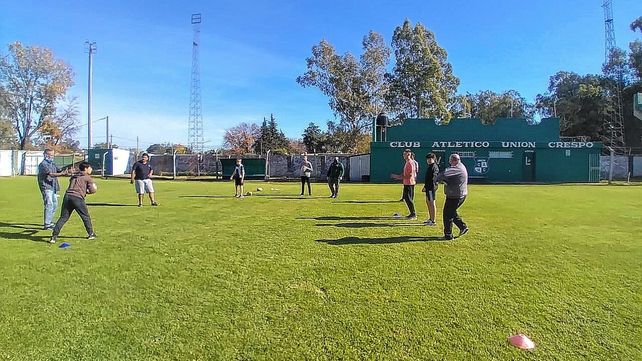 Unión de Crespo fue uno de los clubes que recibió la visita de los capacitadores de la UER.