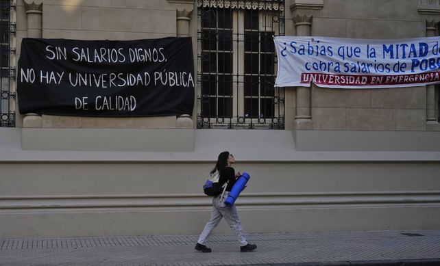 La Facultad de Humanidades y Artes de la UNR volvió a ser tomada por los alumnos en protesta al gobierno de Javier Milei