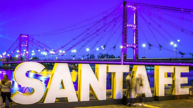 El Puente Colgante se iluminó para celebrar los 100 años de la Reforma Universitaria