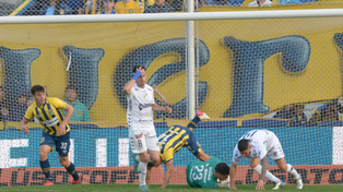 González y Bonetto se lamentan de una nueva chance perdida antes del empate canalla. Se la quedó Servio.