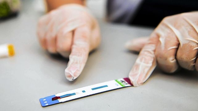 El personal médico realiza una leve punción en la yema de uno de los dedos; se deposita en la tira reactiva y el resultado demora aproximadamente 20 minutos. Si es positivo por VIH se extrae una segunda muestra de sangre y se realizan estudios complementarios para llegar al diagnóstico definitivo.