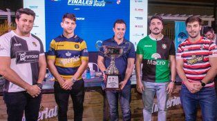 &nbsp;Los capitanes de los equipos finalistas junto al representante del gobierno santafesino.