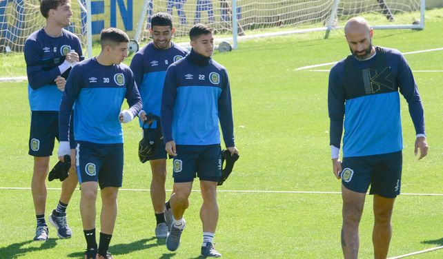 Carlos Quintana debió salir en el entretiempo frente a River. Russo lo evaluará día a día