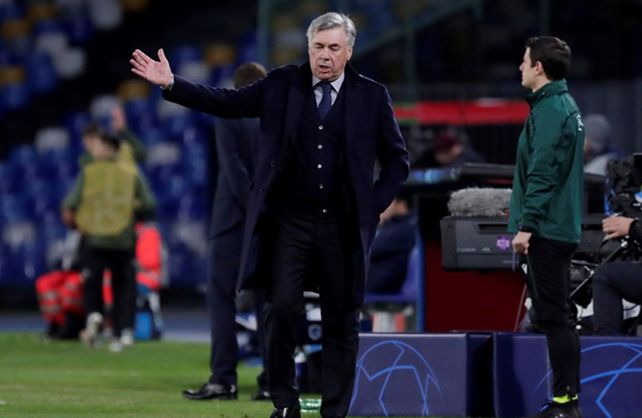 Napoli avanzó en la Champions pero echó a Ancelotti