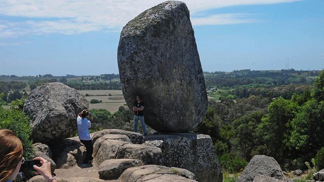 Fenómeno. La Piedra Movediza es un ícono tandilense que despierta curiosidad y comentarios de todo tipo entre los visitantes