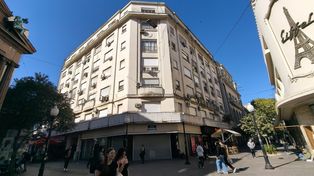 El inmueble de Córdoba y San Martín inició un proceso de reconversión: en los últimos años, varios de sus espacios de trabajo volvieron a transformarse en residencias.