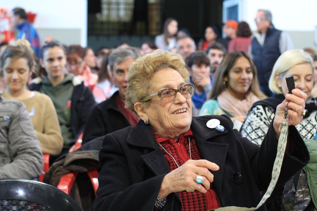 Miryam entrega el pendrive con la información de su exposición.&nbsp;