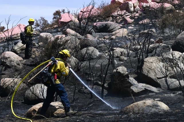 Un incendio de vegetación nativa en California, que ostenta la temperatura récord de EEUU en el Valle de la Muerte.