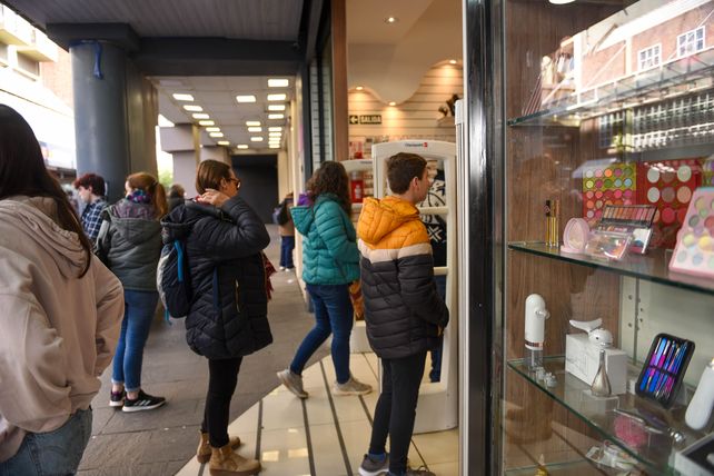 Colas eternas en la peatonal para entrar a una regalería china: las claves del fenómeno