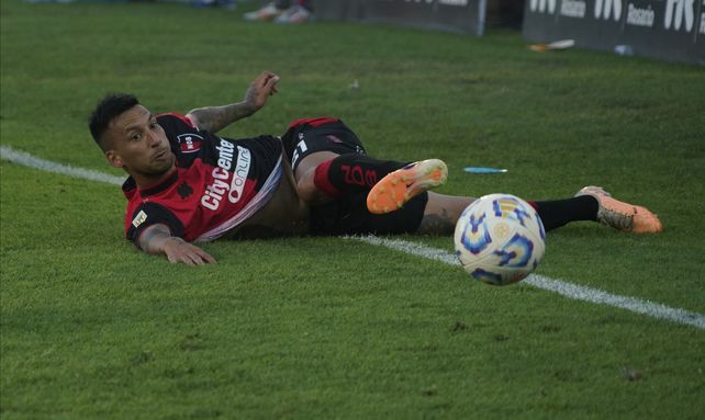 Vangioni tuvo que salir al ruedo ante Sarmiento de Junín por la paternidad de Martino y la lesión de Calderara.