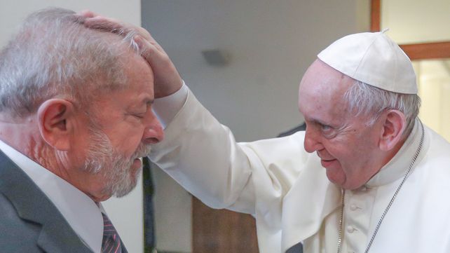 Casa Santa Marta. El ex presidente brasile&ntilde;o y l&iacute;der del Partido de los Trabajadores (PT) recibe la bendici&oacute;n del Papa argentino.