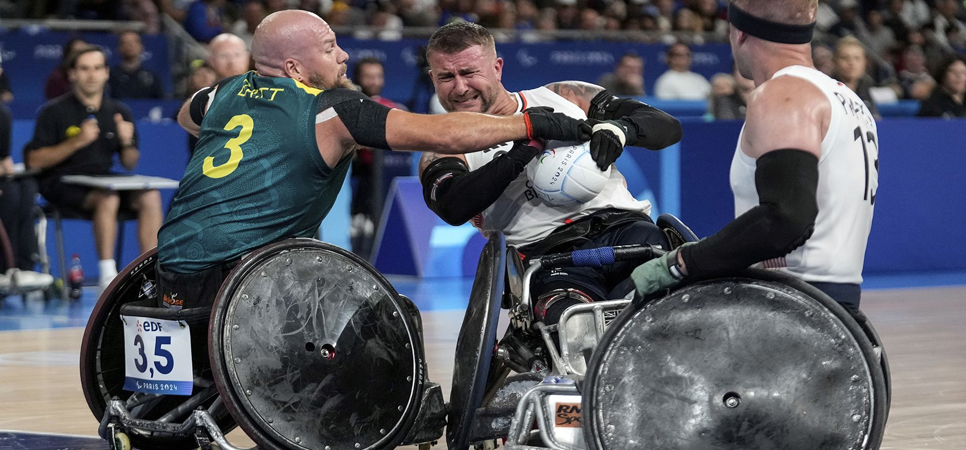Andrew Edmondson de Australia, en el centro, y Stuart Robinson de Gran Bretaña, a la derecha, compiten por el balón mientras Ryley Batt de Australia observa durante el partido de rugby en silla de ruedas de los Juegos Paralímpicos de 2024 entre Australia y Gran Bretaña en el Champs Mars Arena el jueves 29 de agosto de 2024 en París, Francia. (Foto AP/Michel Euler) Andrew Edmondson de Australia, en el centro, y Stuart Robinson de Gran Bretaña, a la derecha, compiten por el balón mientras Ryley Batt de Australia observa durante el partido de rugby en silla de ruedas de los Juegos Paralímpicos de 2024 entre Australia y Gran Bretaña en el Champs Mars Arena el jueves 29 de agosto de 2024 en París, Francia. (Foto AP/Michel Euler)