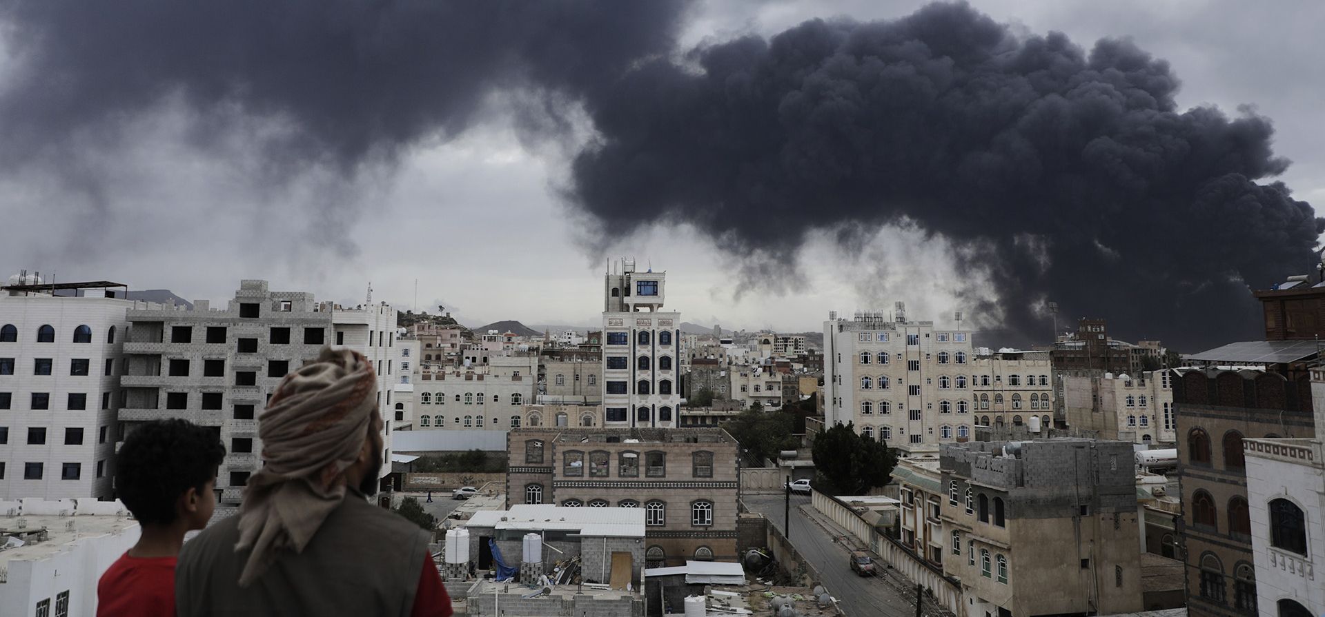 Yemeníes observan columnas de humo tras los ataques aéreos israelíes contra una central eléctrica y el aeropuerto de Saná, en Saná, Yemen, el martes 6 de mayo de 2025. (Foto AP/Osamah Abdulrahman) Yemeníes observan columnas de humo tras los ataques aéreos israelíes contra una central eléctrica y el aeropuerto de Saná, en Saná, Yemen, el martes 6 de mayo de 2025. (Foto AP/Osamah Abdulrahman)