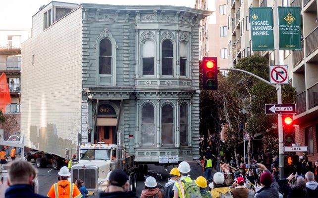 La casa fue reubicada al lado de otro edificio que albergó durante más de 60 años una funeraria. La intención, dijo, es preservar ambas edificaciones.