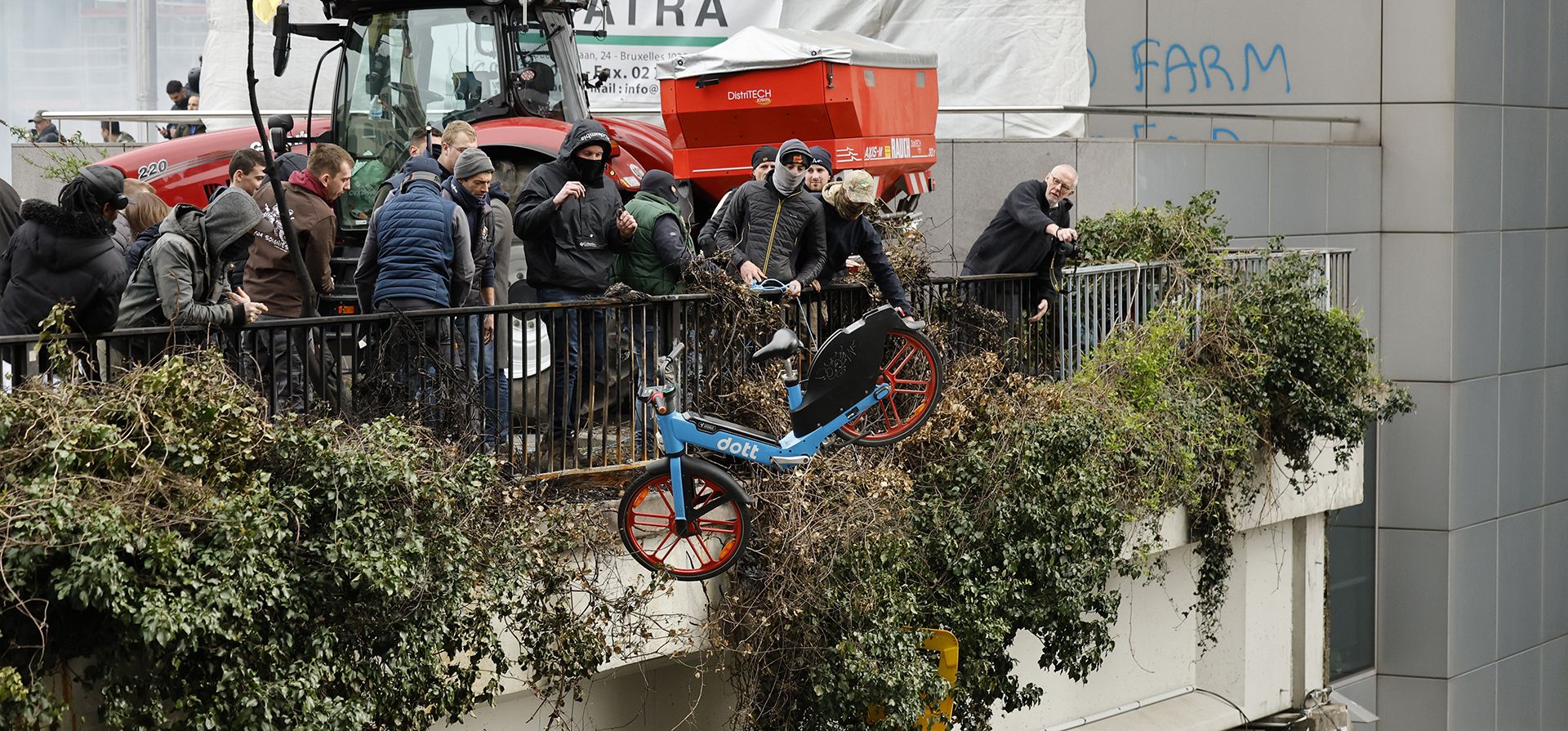 Manifestantes arrojan objetos desde un pequeño paso elevado durante una marcha de agricultores cerca del edificio del Consejo Europeo en Bruselas, el martes 26 de marzo de 2024. (Foto AP/Geert Vanden Wijngaert) Manifestantes arrojan objetos desde un pequeño paso elevado durante una marcha de agricultores cerca del edificio del Consejo Europeo en Bruselas, el martes 26 de marzo de 2024. (Foto AP/Geert Vanden Wijngaert)