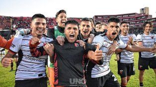 Colón celebró con todo una victoria sobre el final ante Chaco For Ever para continuar puntero en su zona.&nbsp;