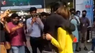 Video: insólita expulsión en Pakistán de una pareja de estudiantes por abrazarse en la universidad