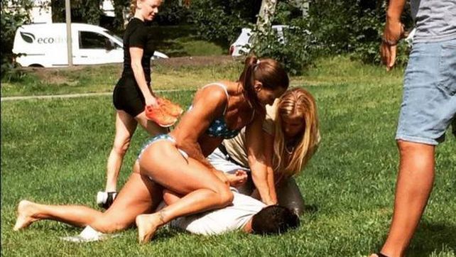 En acción. Mikaela Kellner sometió al descuidista. Estaba tomando sol. &nbsp;