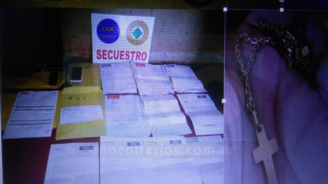 Los papeles de los autos. La documentación marcó la compra reciente de las Toyota.